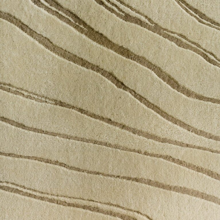 Textura de superficie con líneas horizontales en tonos beige y marrón claro. Tratamiento de estrías regenerativo.