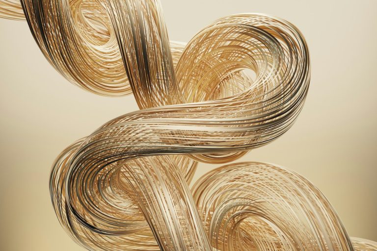 Trenzas de cabello rubio en un fondo claro, creando un efecto artístico.